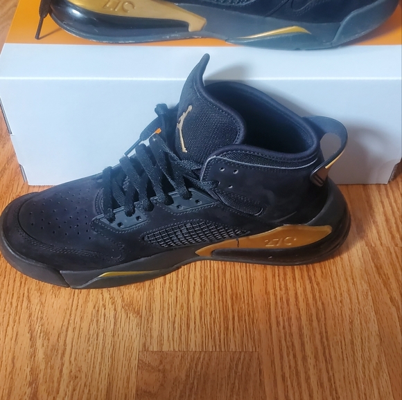 Jordan Mars 270 black gold shoes Size 9 men - Picture 2 of 3
